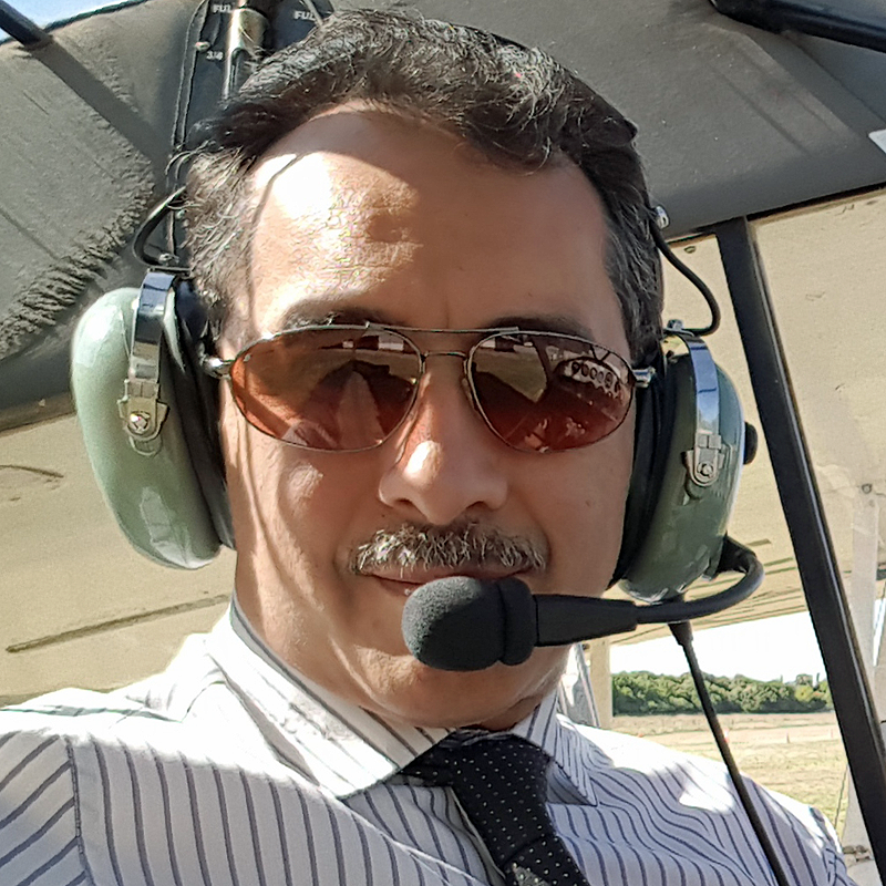 El autor junto a una aeronave, antes de un vuelo