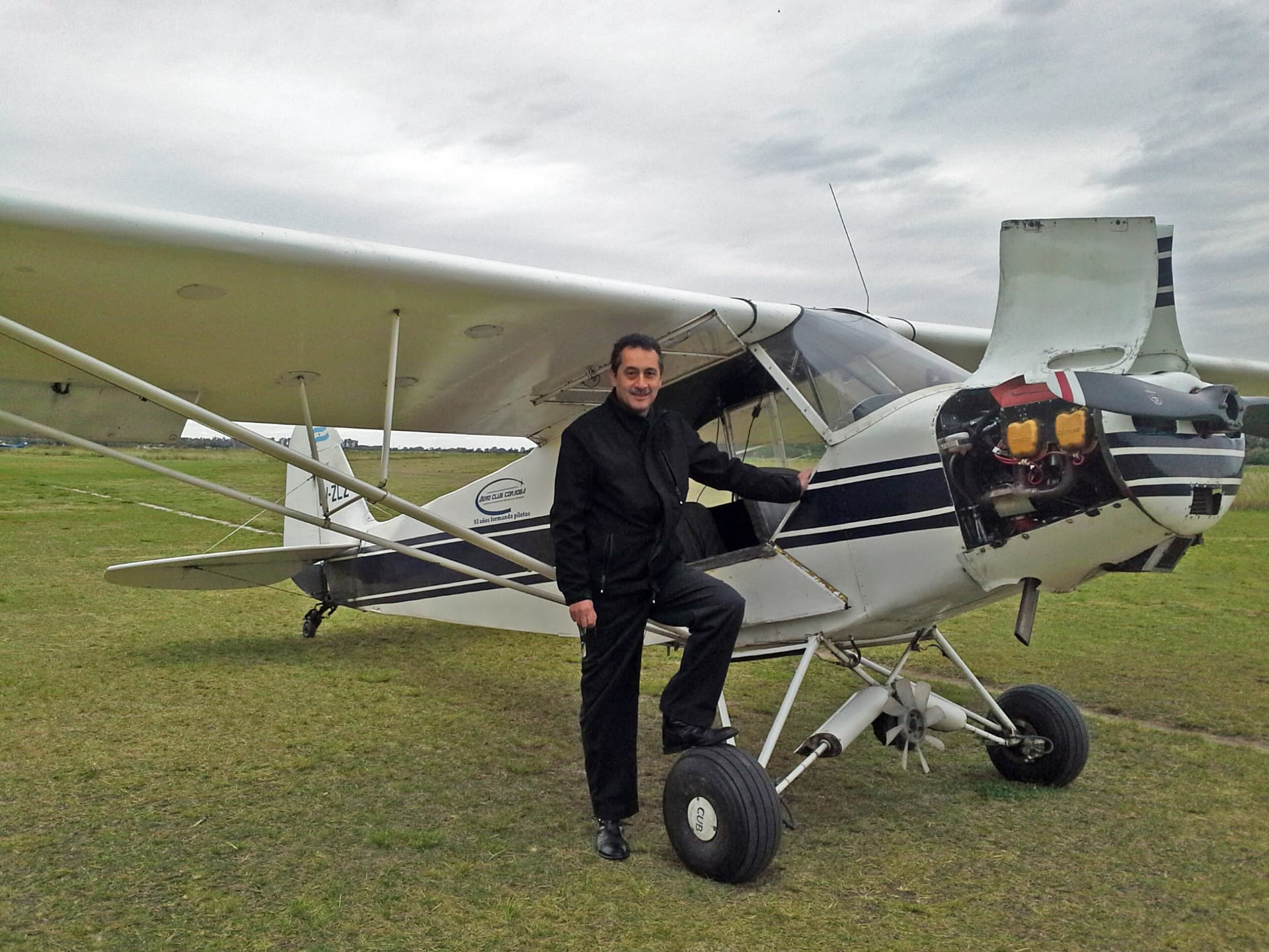 Junto al Cub. Retrato de bitácora al pie del PA-11 antes de la inspección prevuelo.
