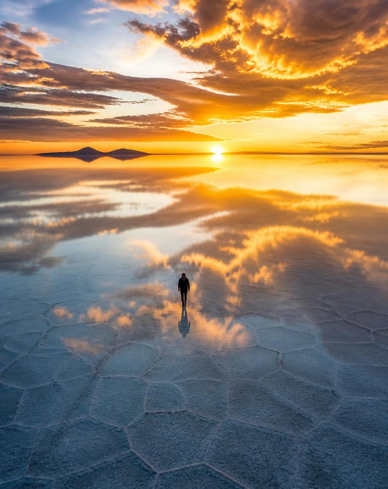 Vista aérea dramática del Salar de Uyuni al atardecer con reflejos